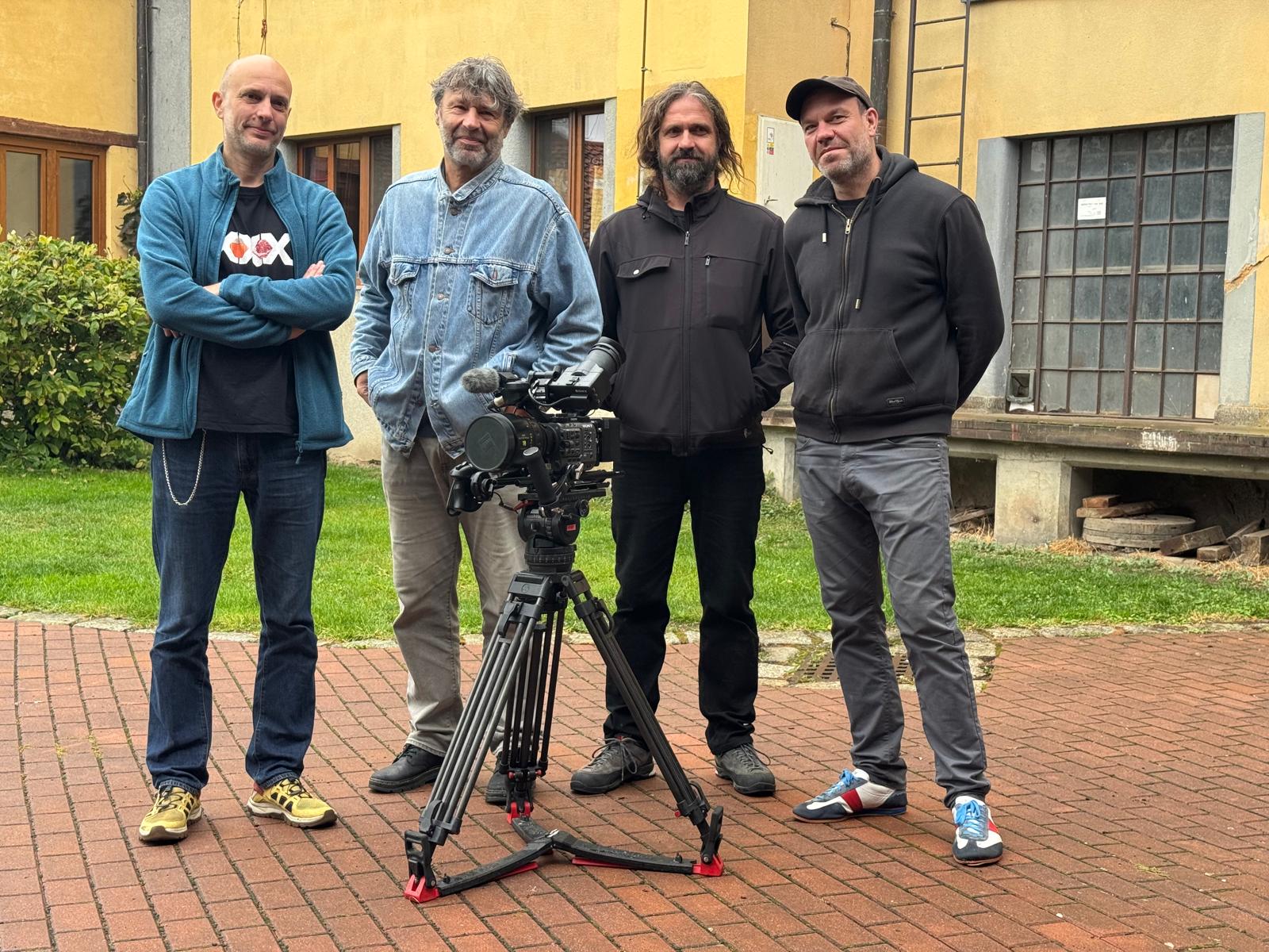 Filmový štáb dokumentu Prší, prší, prší víc nežli se sluší při natáčení v Osvračíně